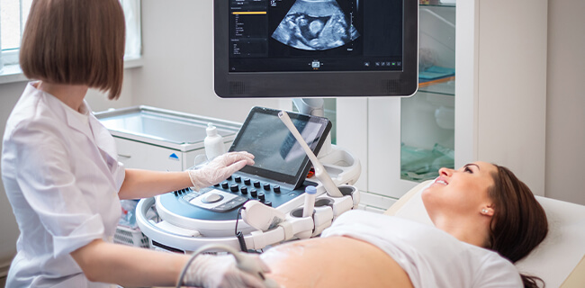 Mit Ultraschall kann ein ungeborenes Baby im Mutterleib untersucht werden