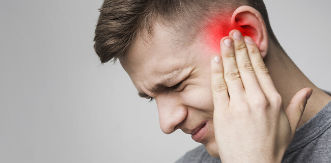 Wasser im Ohr kann den Gehörgang anfällig für Keime und Bakterien machen